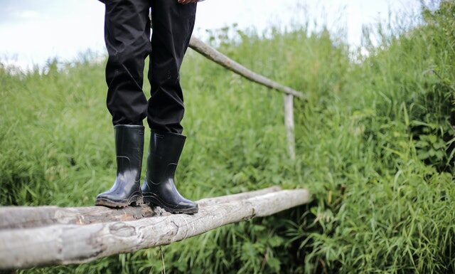 Gumowce – buty robocze i nie tylko. Kiedy mogą nam się przydać? Gumowce