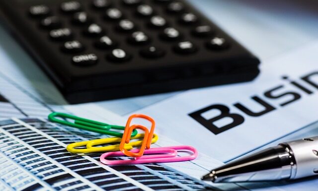 Jak obliczyć średni stan zapasów?